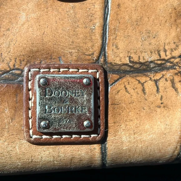 Vintage Dooney & Bourke Croc-Embossed Tan Leather Wallet - Picture 2 of 11